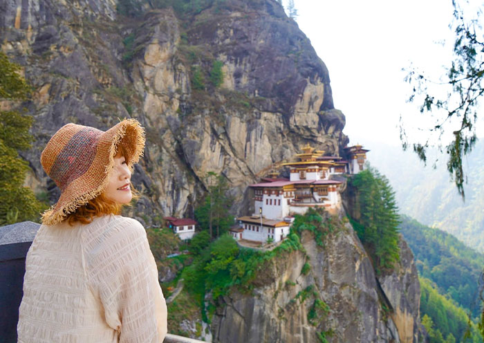 游客在不丹著名景点虎穴寺