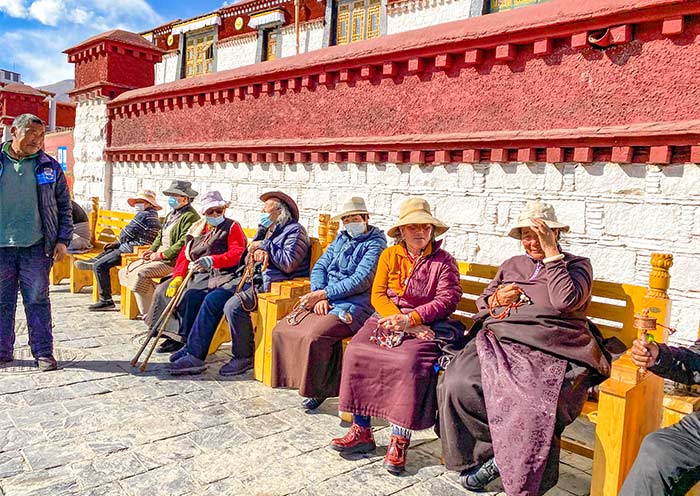 当地藏民在八廓街上晒太阳