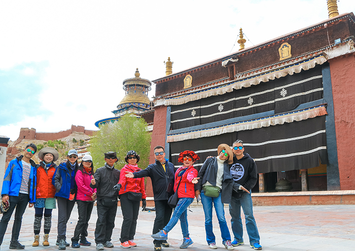 西藏中国青年旅行社拉萨分社组织的拉萨当地旅游团游客合影