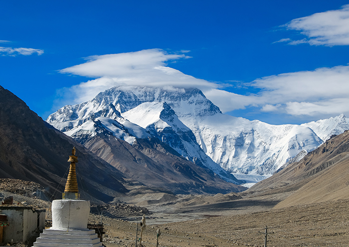 绒布寺旁的小山包拍摄珠峰