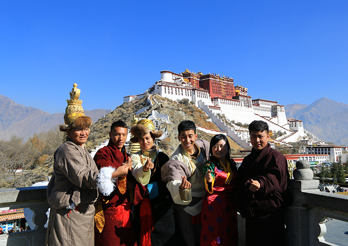 西藏當地旅行社員工合影