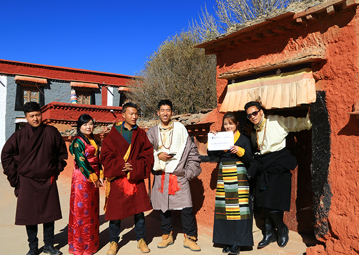 穿着西藏民族服饰的拉萨当地人