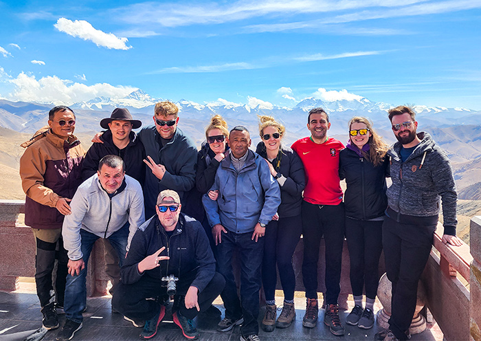 加乌拉山口游客合影