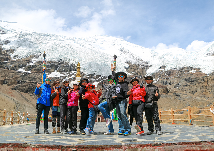 游客在卡若拉冰川合影