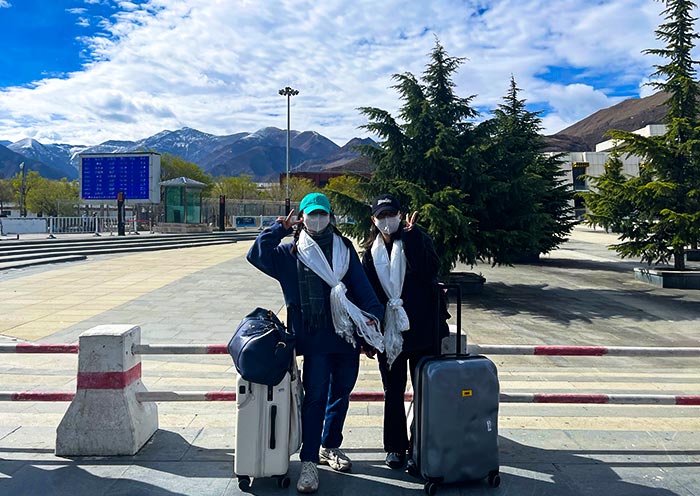 拉萨火车站接游客