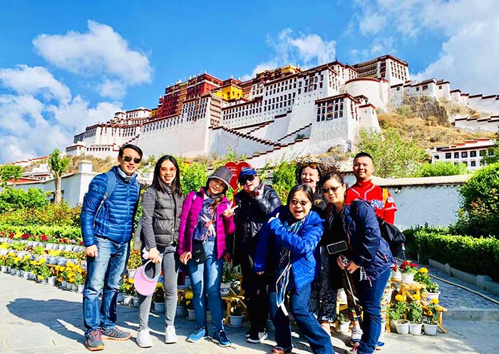 西藏8日跟团游游客合影